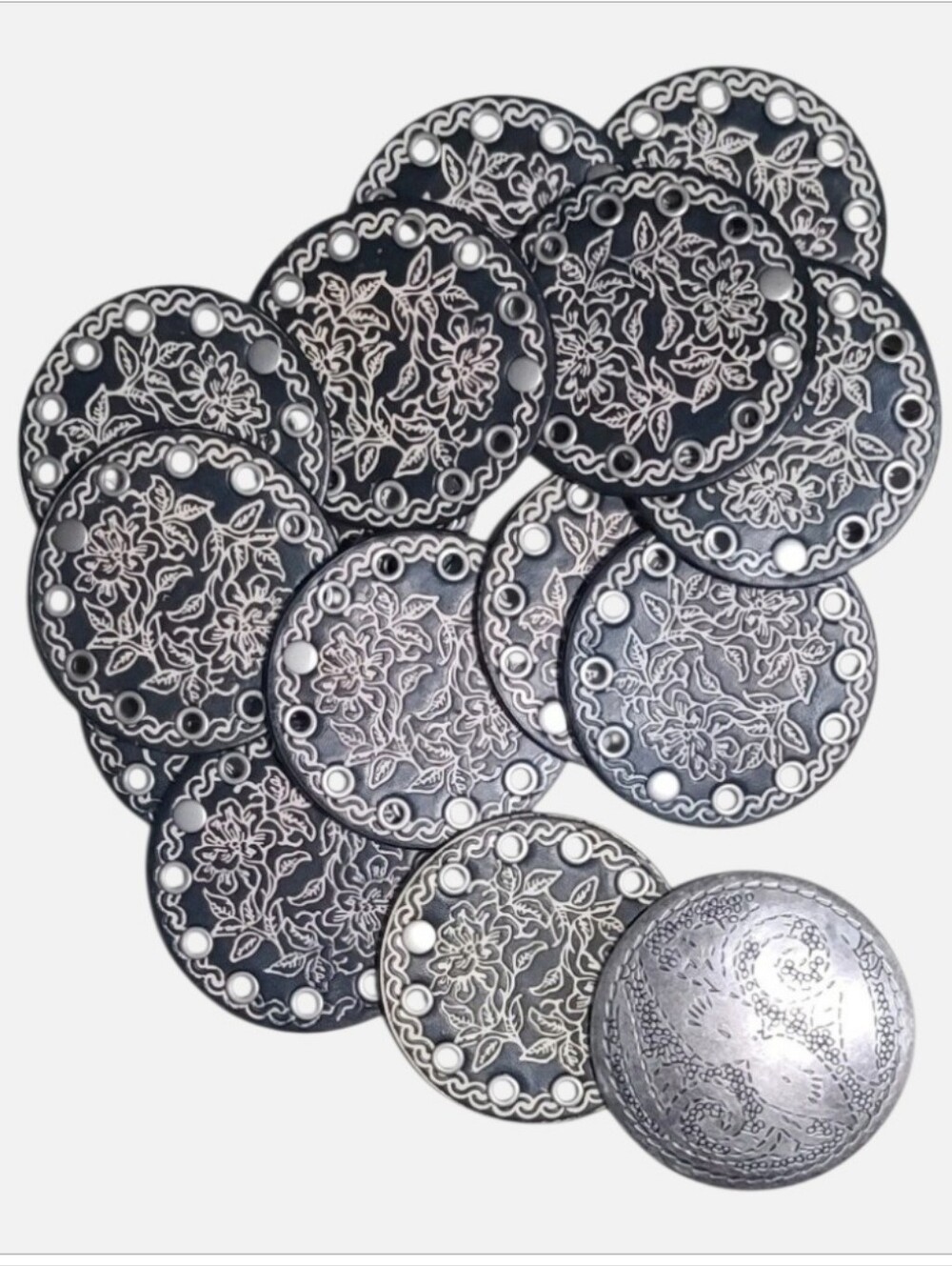 💣 Urban Outfitters Western Tooled Leather Disc Grommet Concho Statement Belt